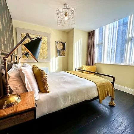 Designer Apartment Inc Free Parking & Fast Wifi 1 Minute Walk To Poole Quay - Great Location - Free Parking - Fast Wifi - Smart Tv - Newly Decorated - Sleeps Up To 2! Close To Poole & Bournemouth & Sandbanks Luaran gambar