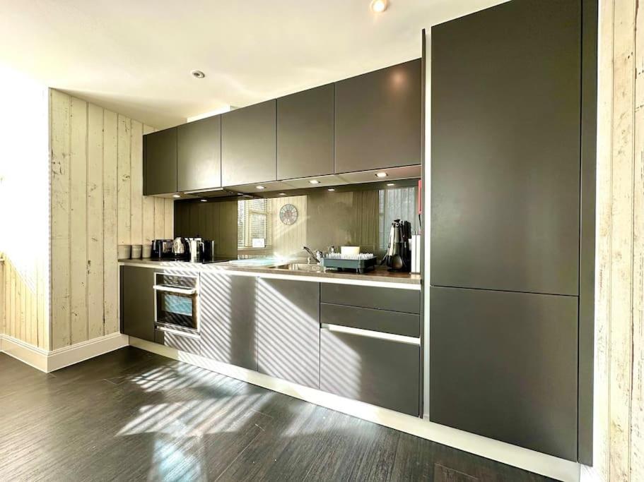 Designer Apartment Inc Free Parking & Fast Wifi 1 Minute Walk To Poole Quay - Great Location - Free Parking - Fast Wifi - Smart Tv - Newly Decorated - Sleeps Up To 2! Close To Poole & Bournemouth & Sandbanks Luaran gambar